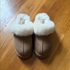 UGG  Disquette Slippers  Slip-On Slippers with Cream Shearling Cuff